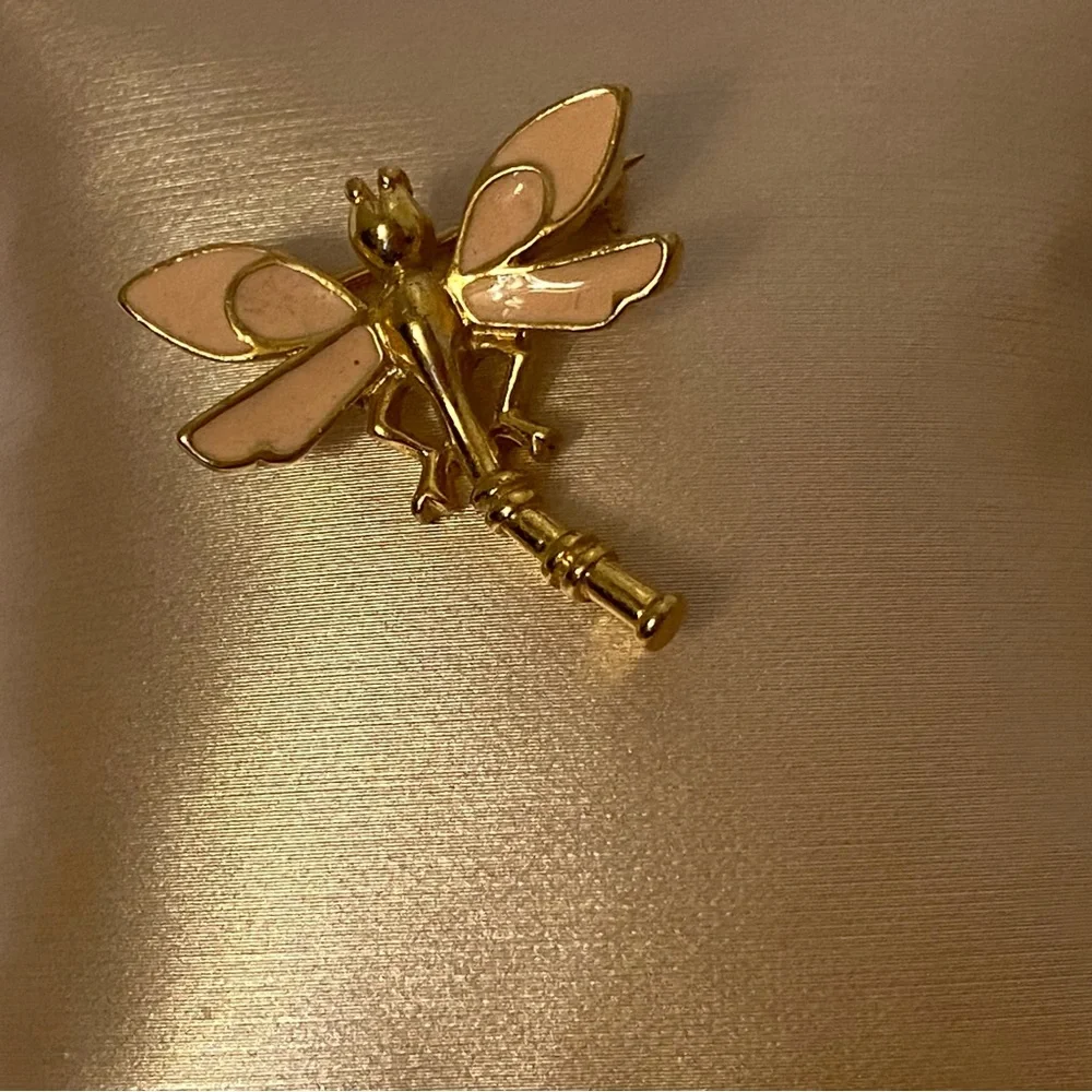 TRIFARI BROOCH PIN DRAGONFLY PALE PINK ENAMEL GOLD PLATE VINTAGE 1950s SIGNED